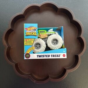 Hot Wheels Monster Trucks Twisted Tredz ~ Bone Shaker